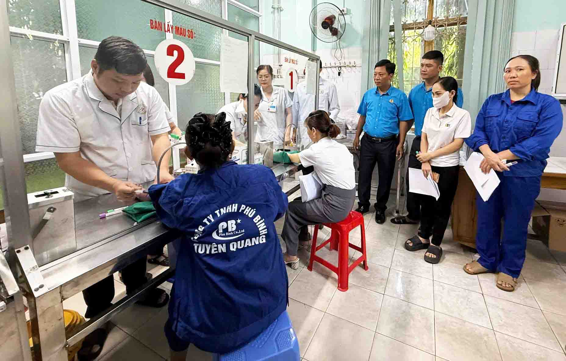 Tuyen Quang Trade Union organizes many free health check-up and consultation activities for workers. Photo: Viet Bac