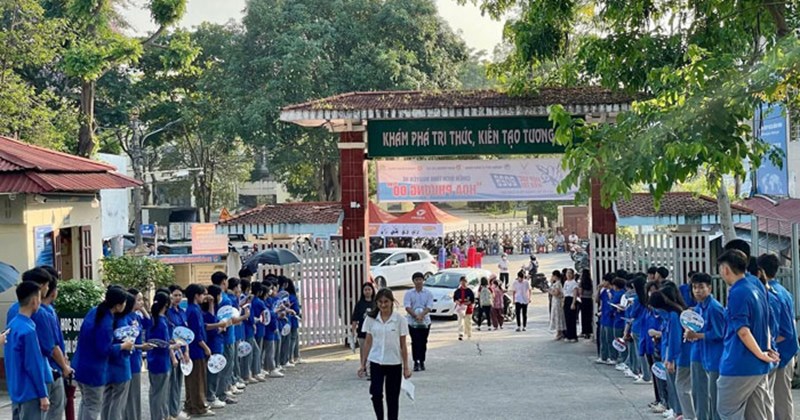 Lào Cai: Phụ huynh giúp con thư giãn sau kỳ thi vào lớp 10