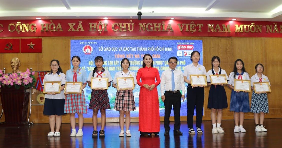 Học sinh nhận giải tại cuộc thi “Sáng kiến bảo đảm trật tự trường học về phòng, chống bạo lực học đường” tại TPHCM. Ảnh: Yến Hoa