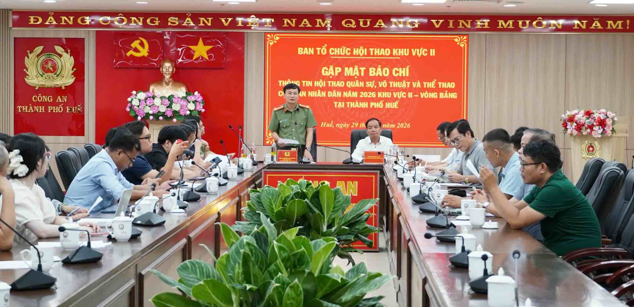 Colonel Duong Van Thoan - Deputy Director of Hue City Police and leaders of the Propaganda and Mass Mobilization Committee of Hue City Party Committee chaired a meeting to provide some information about the sports festival. Photo: Phuc Dat