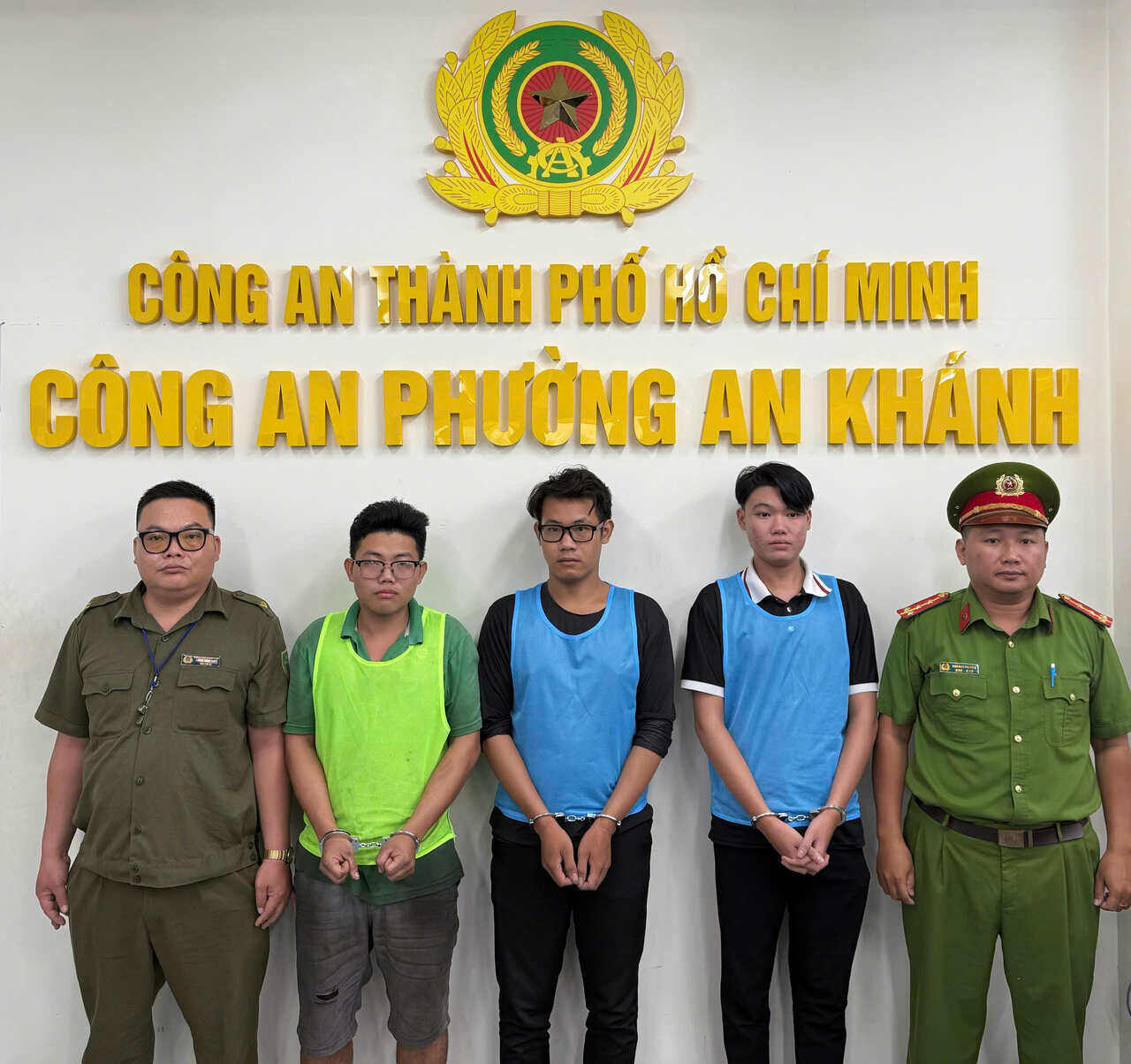 Công an bắt nhanh 3 đối tượng giả danh Cảnh sát hình sự để chiếm đoạt tài sản. Ảnh: Công an
