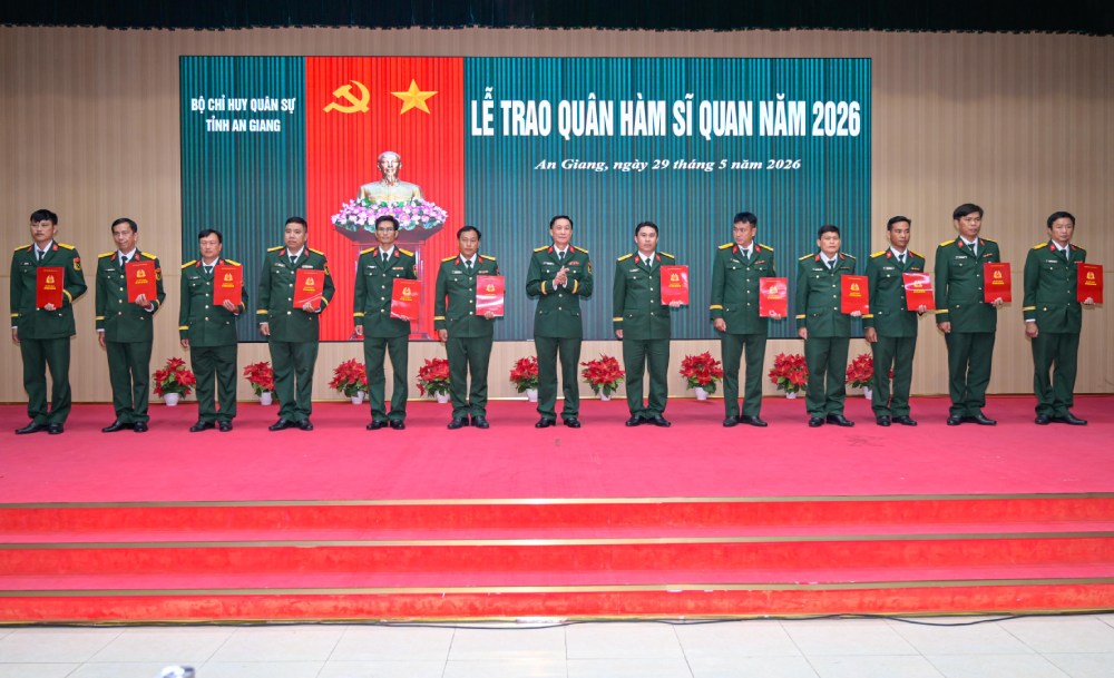 Đại tá Cao Minh Tâm, Phó Chính ủy Bộ CHQS tỉnh An Giang trao quyết định thăng quân hàm sĩ quan. Ảnh: Phương Vũ