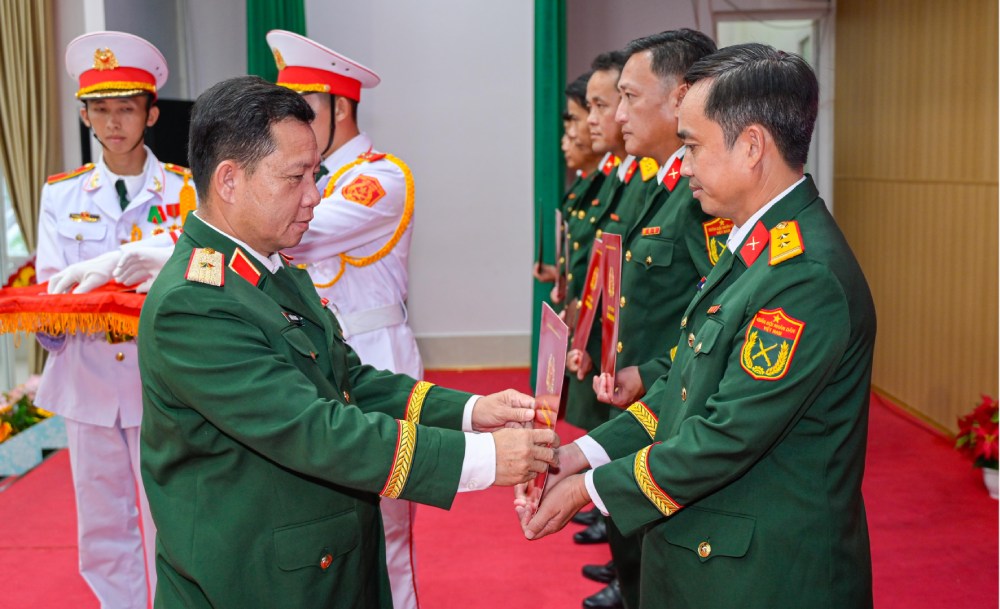 Major General Nguyen Van Hung, Commander of An Giang Provincial Military Command, presents the decision to promote the rank of officer. Photo: Phuong Vu