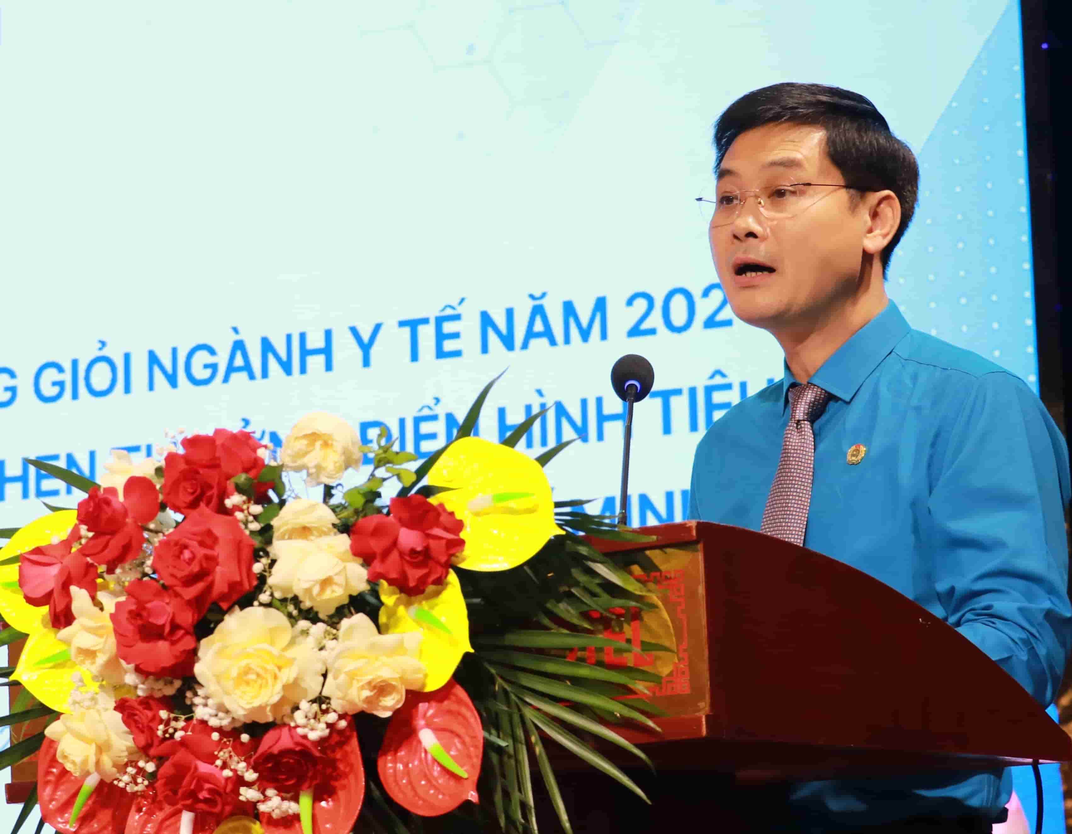 Ông Vũ Anh Tuấn - Phó Chủ tịch Công đoàn Y tế Việt Nam Báo cáo kết quả Tổng kết Tháng công nhân năm 2026... Ảnh: Công đoàn ngành.