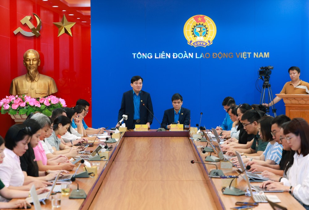 Phó Chủ tịch Tổng LĐLĐVN Nguyễn Xuân Hùng cho biết, trong công tác tổ chức và vận hành Đại hội, Tổng LĐLĐVN đã áp dụng triệt để công nghệ thông tin và chuyển đổi số. Ảnh: Hải Nguyễn