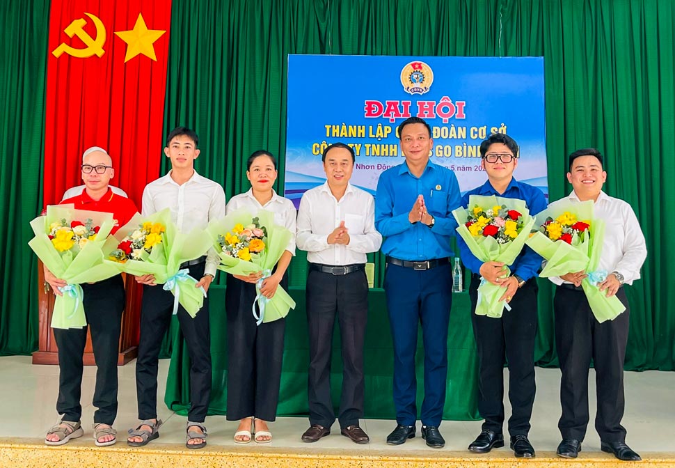 The Executive Committee of the grassroots Trade Union of Let's Go Binh Dinh Co., Ltd. for the 2026-2030 term was launched at the congress. Photo: Hoai Phuong