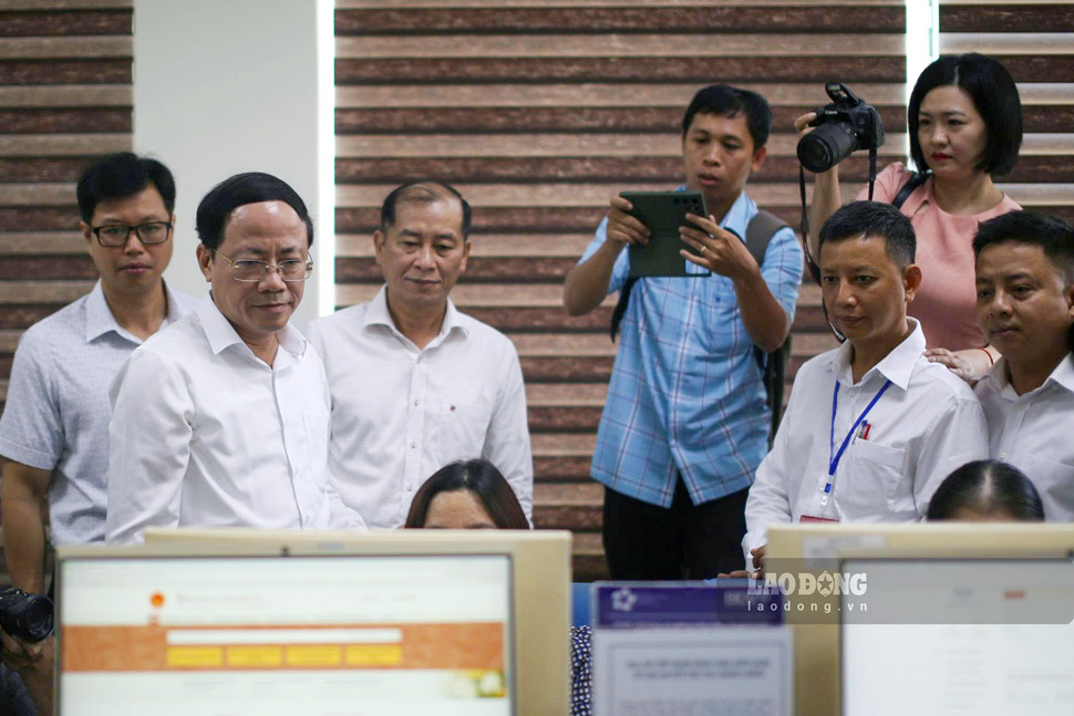 Member of the Party Central Committee, Chairman of Gia Lai Provincial People's Committee Pham Anh Tuan inspects the process of online dossier processing in the early days of operating the 2-level government. Photo: Hoai Phuong