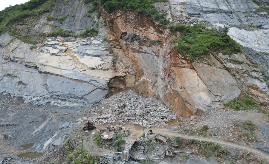 Unpredictable consequences of violations in mining and labor safety at the quarry. Photo: Quach Du