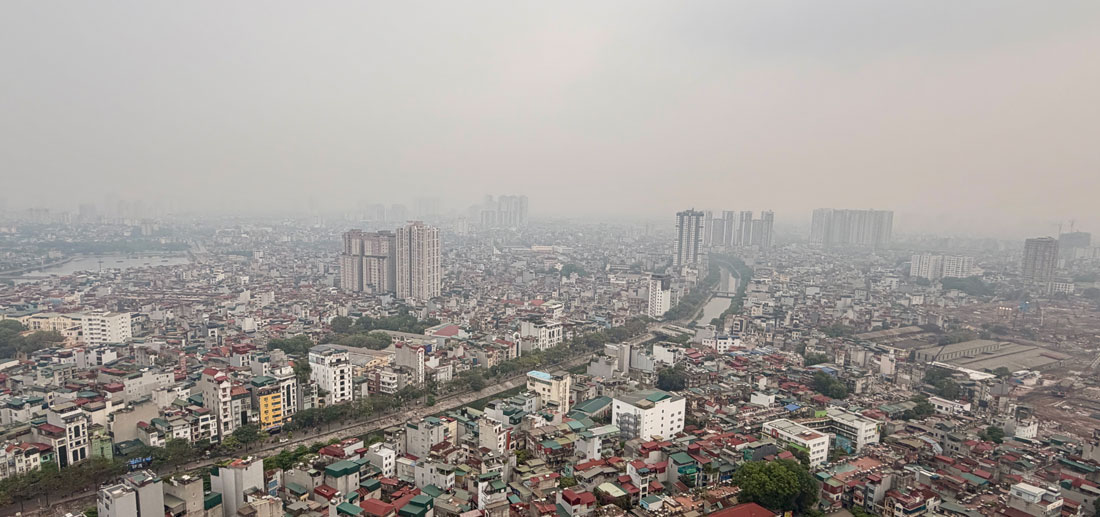 Ghi nhận cuối giờ chiều ngày 29.5, Hà Nội chìm trong bầu không khí đặc quánh. 