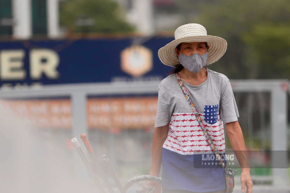 Bà Phan Thị Thủy (phường Thanh Xuân, Hà Nội) không khỏi bất ngờ khi Hà Nội chìm trong bầu không khí mờ đục như này. Bà cho biết, dù hôm qua mưa lớn, nhưng thời tiết hôm nay khá oi bức, thậm chí ngột ngạt, khiến bà phải trang bị thêm khẩu trang và mũ để phòng tránh.