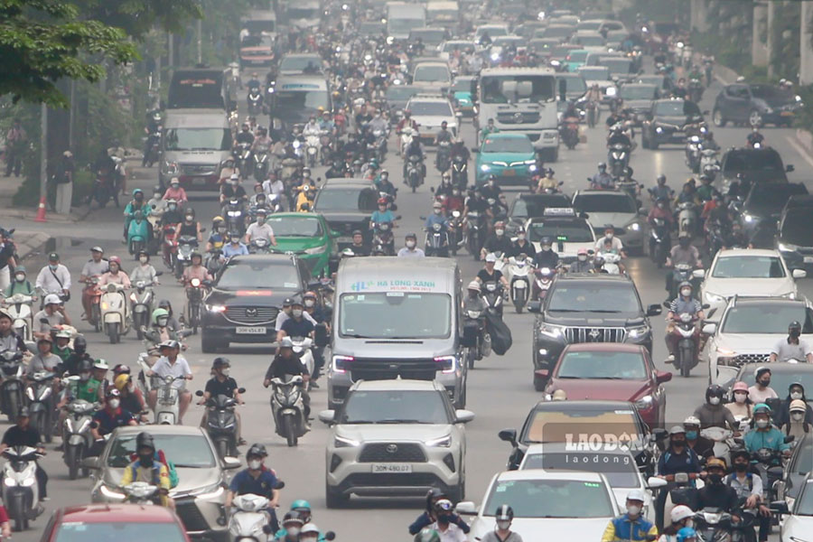 Tầm nhìn bị thu hẹp, không gian trở nên u ám và nặng nề, phản ánh rõ mức độ ô nhiễm không khí đang diễn biến phức tạp tại Hà Nội trong những ngày qua.  Trước tình trạng ô nhiễm kéo dài, cơ quan chức năng khuyến cáo người dân, đặc biệt là những người xuất hiện triệu chứng đau mắt, ho, đau họng hoặc khó thở... nên cân nhắc việc đeo khẩu trang và hạn chế các hoạt động ngoài trời.