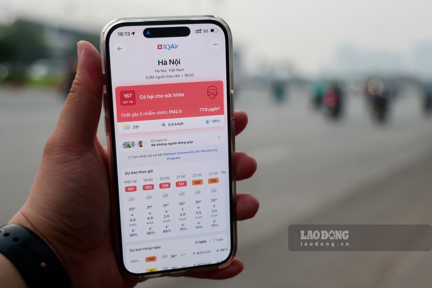 Theo số liệu của IQAir vào lúc hơn 18h, Hà Nội có chỉ số chất lượng không khí ở mức đỏ - mức có hại cho sức khỏe.
