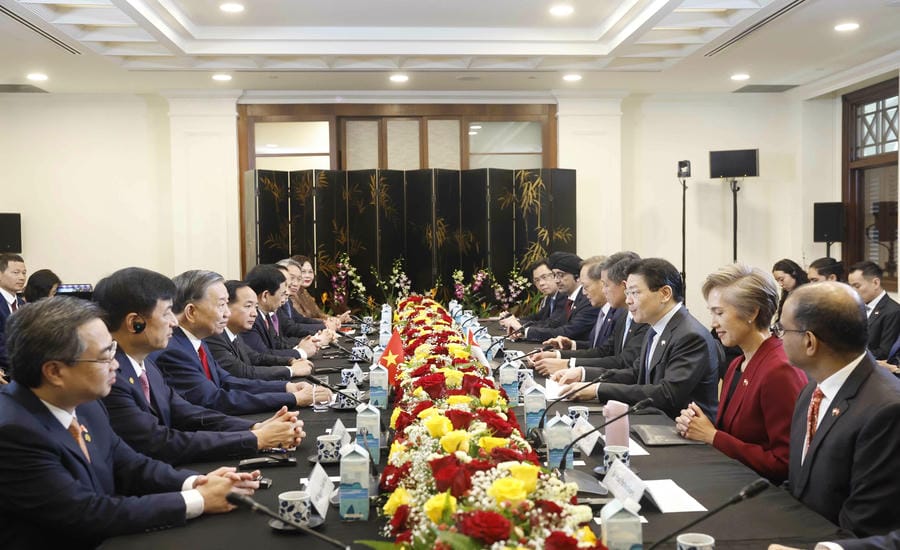 General Secretary and President To Lam holds talks with Singaporean Prime Minister Lawrence Wong. Photo: VNA