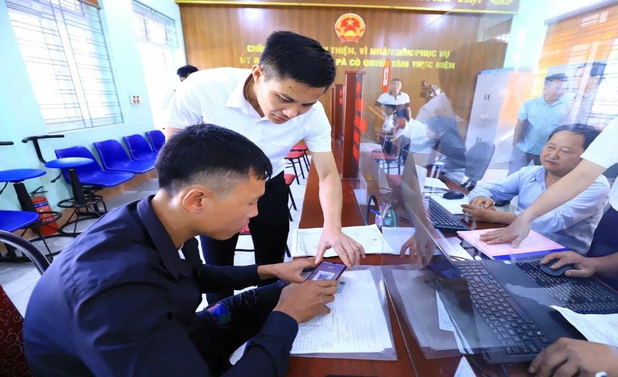 People are guided to complete procedures through digital platforms. Photo: Phu Tho Information Portal