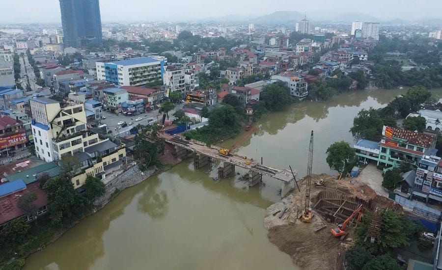 The project to build a new Gia Bay bridge aims to improve flood drainage capacity and ensure safety for people and vehicles. Photo: Viet Bac