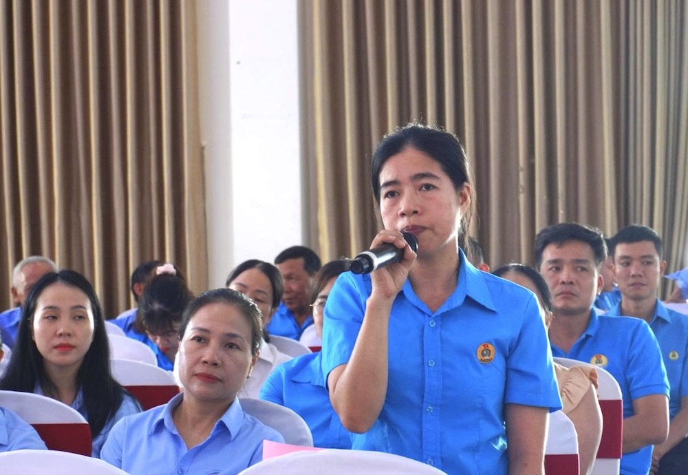 Union members express their thoughts at the dialogue. Photo: Quang An