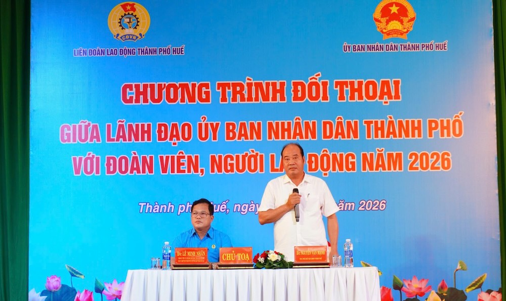 Lãnh đạo thành phố lắng nghe, giải đáp những thắc mắc, nguyện vọng của đoàn viên, người lao động. Ảnh: Quảng An