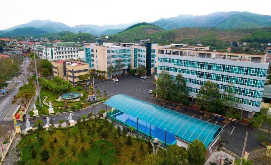 Overview of apartment building 314, Vang Danh Coal Company. Photo: Pham Cuong