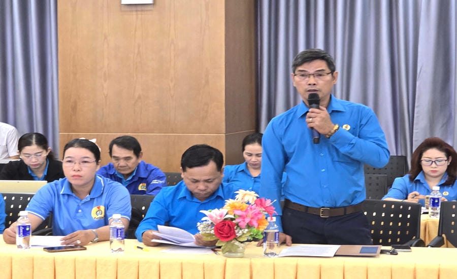 Mr. Le Tan Luu (standing) speaks at a workshop organized by the VGCL. Photo: Nam Duong