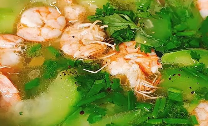 Luffa soup cooked with shrimp is said to be good for cardiovascular health. Photo: Kieu Vu