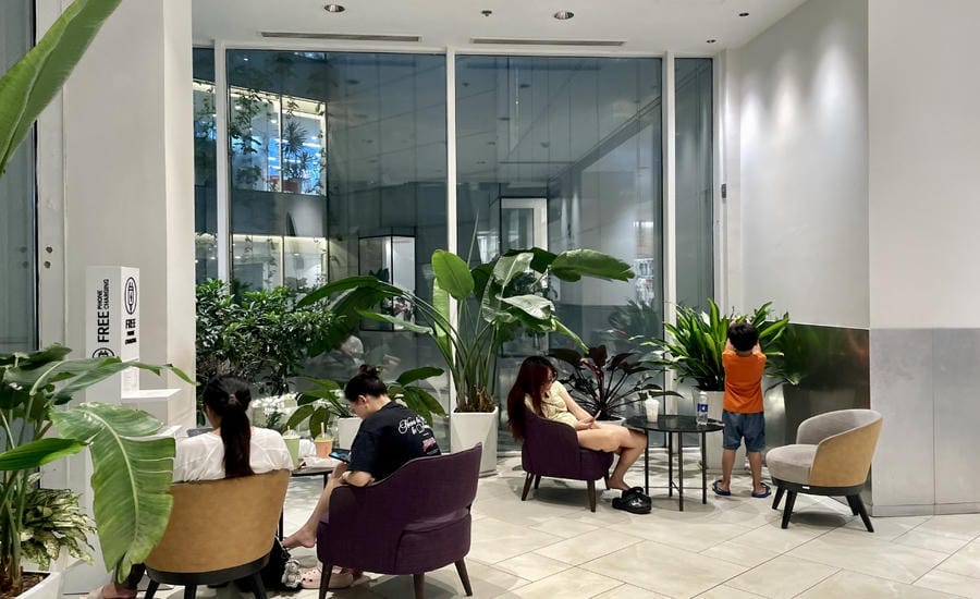 Many shopping centers arrange free rest areas, one of the ideal choices for hot summer days. Photo: Thanh Binh
