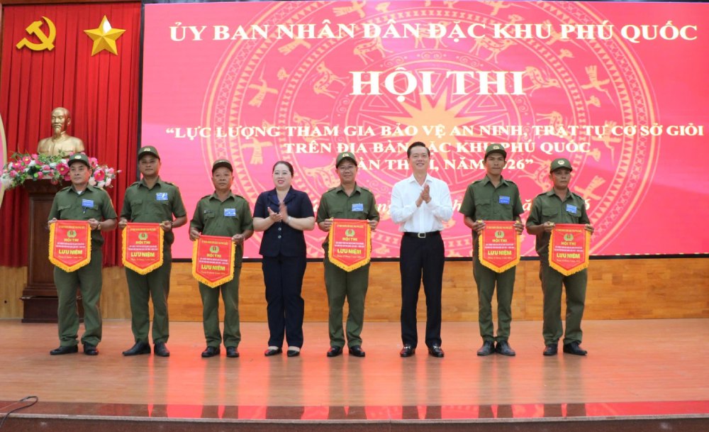 Lãnh đạo đặc khu Phú Quốc trao cờ lưu niệm cho các đội thi. Ảnh: Tiến Dũng