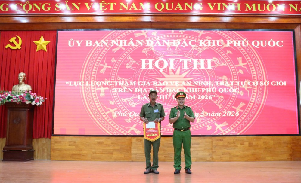 Senior Lieutenant Colonel Dinh Xuan Truong, Head of Phu Quoc Special Zone Police, awarded the First Prize at the contest. Photo: Tien Dung