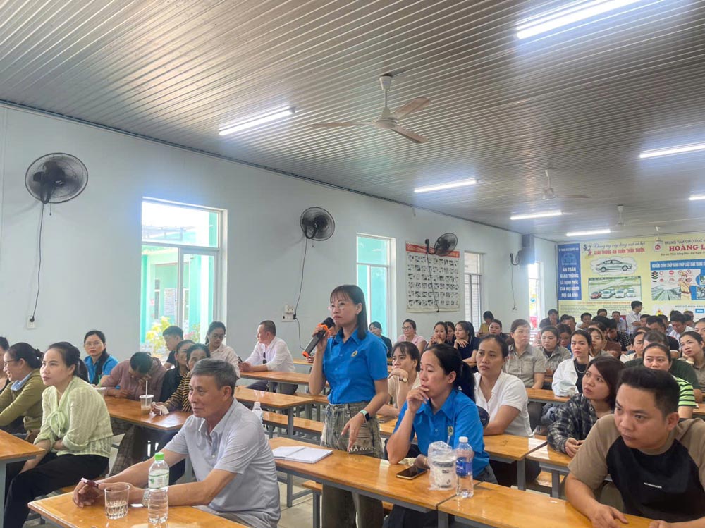Dai Loc Commune Trade Union coordinates to propagate and dialogue on social insurance, health insurance, and unemployment insurance policies for union members and workers. Photo: Dai Loc Trade Union