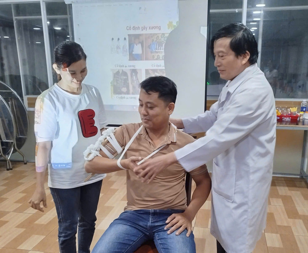 The grassroots trade union of Huy Hoang II Garment Co., Ltd. organizes first aid training for labor accidents at the workplace. Photo: Nam Phuoc Trade Union