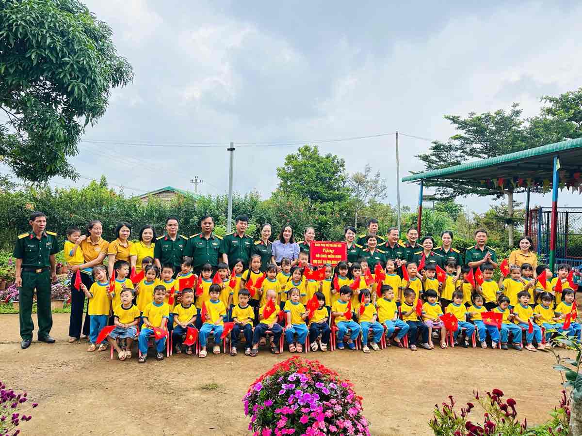 Đại tá Nguyễn Thị Thu Hiền, Trưởng ban Phụ nữ Quân đội trao tặng đồ dùng đồ chơi trị giá 10 triệu đồng cho Trường mầm non Sao Mai (Đoàn Kinh tế - Quốc phòng 726). Ảnh: Thanh Nhiệt