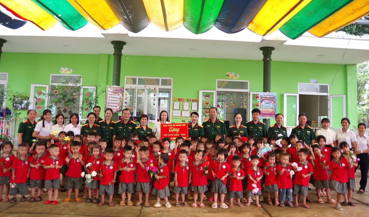 Đoàn Công tác Ban Phụ nữ Quân đội khảo sát thực tế hoạt động chăm sóc, nuôi dưỡng, giáo dục trẻ tại điểm trường mầm non thuộc Đoàn Kinh tế - Quốc phòng 720. Ảnh: Thanh Nhiệt