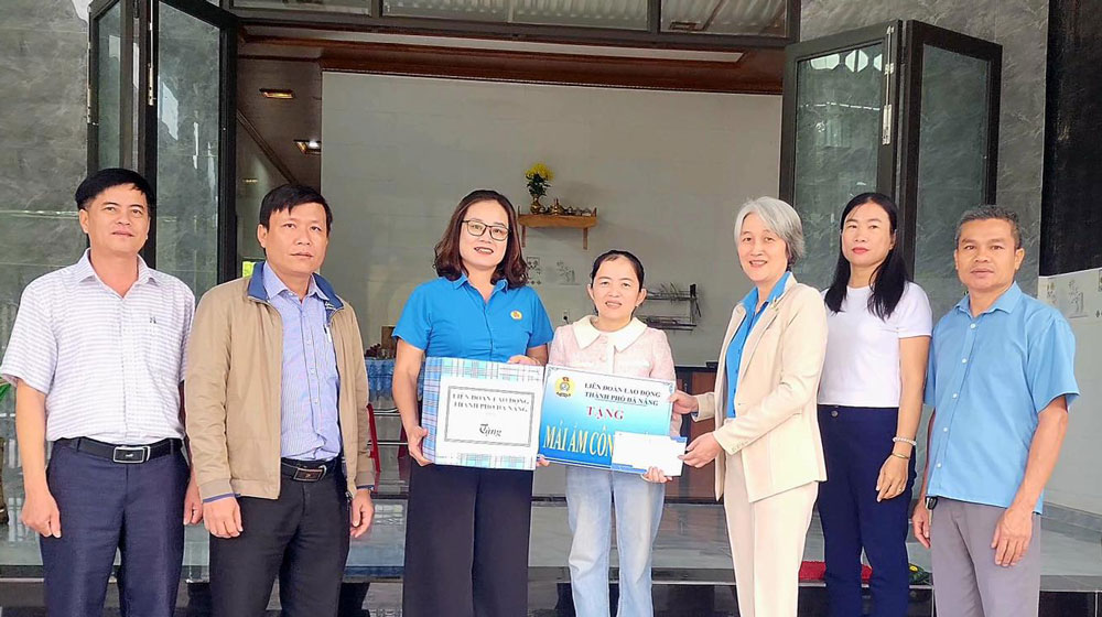 Công đoàn Đà Nẵng trao tặng nhà Mái ấm Công đoàn cho người lao động có hoàn cảnh khó khăn về nhà ở. Ảnh: Công đoàn Đà Nẵng