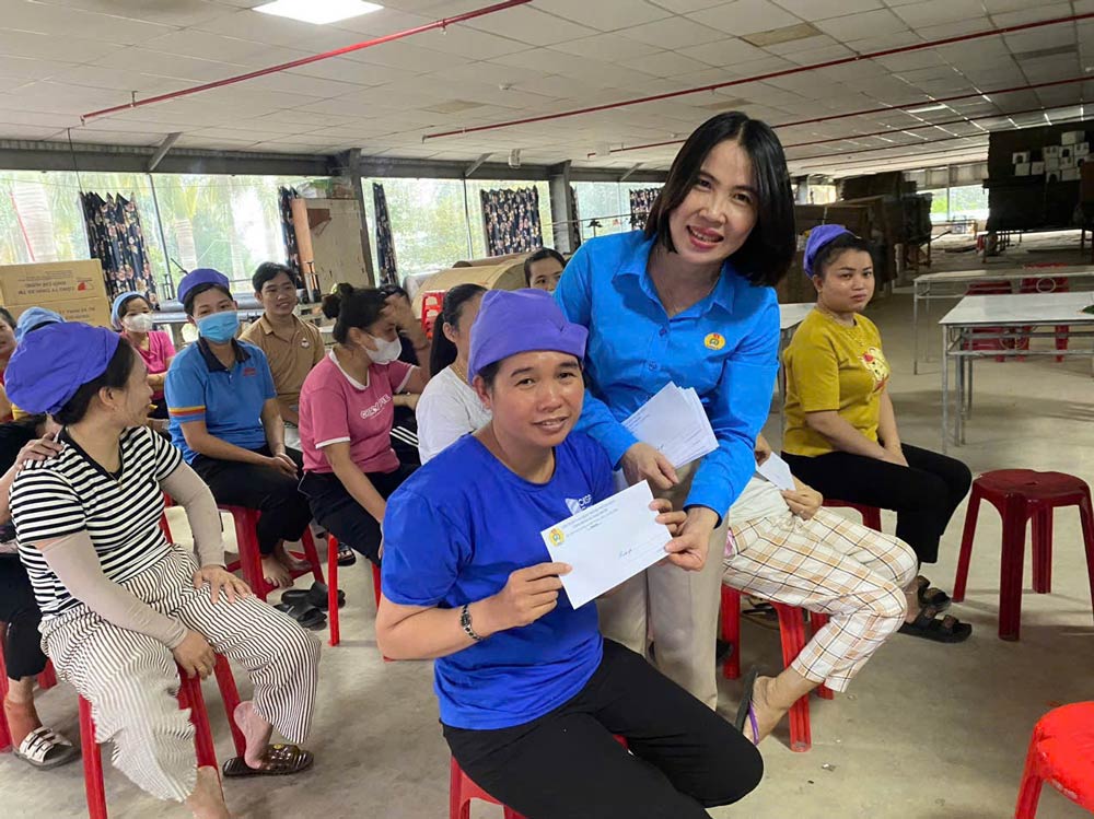 Công đoàn xã Nam Phước, Đà Nẵng trao quà hỗ trợ đoàn viên, người lao động. Ảnh: Công đoàn Nam Phước