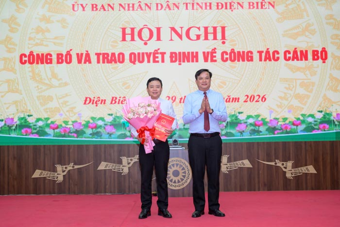 Mr. Lo Van Cuong - Standing Vice Chairman of Dien Bien Provincial People's Committee presents the decision to Mr. Pham Hong Phong. Photo: Mai Giap