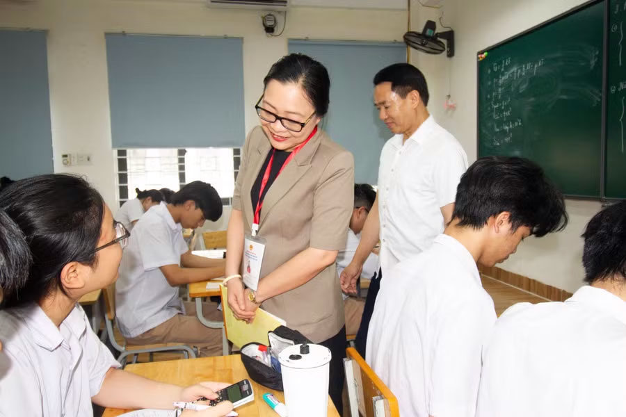 Thứ trưởng Bộ GD&ĐT Nguyễn Thị Quyên Thanh trò chuyện với học sinh Trường THPT Lào Cai. Ảnh: Trần Anh 