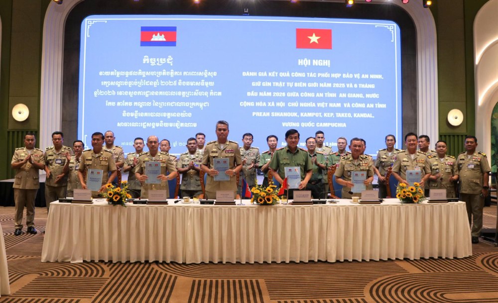 Director of An Giang Provincial Police and 5 provinces of the Kingdom of Cambodia sign a memorandum of coordination on protecting security and maintaining border order. Photo: Tien Dung