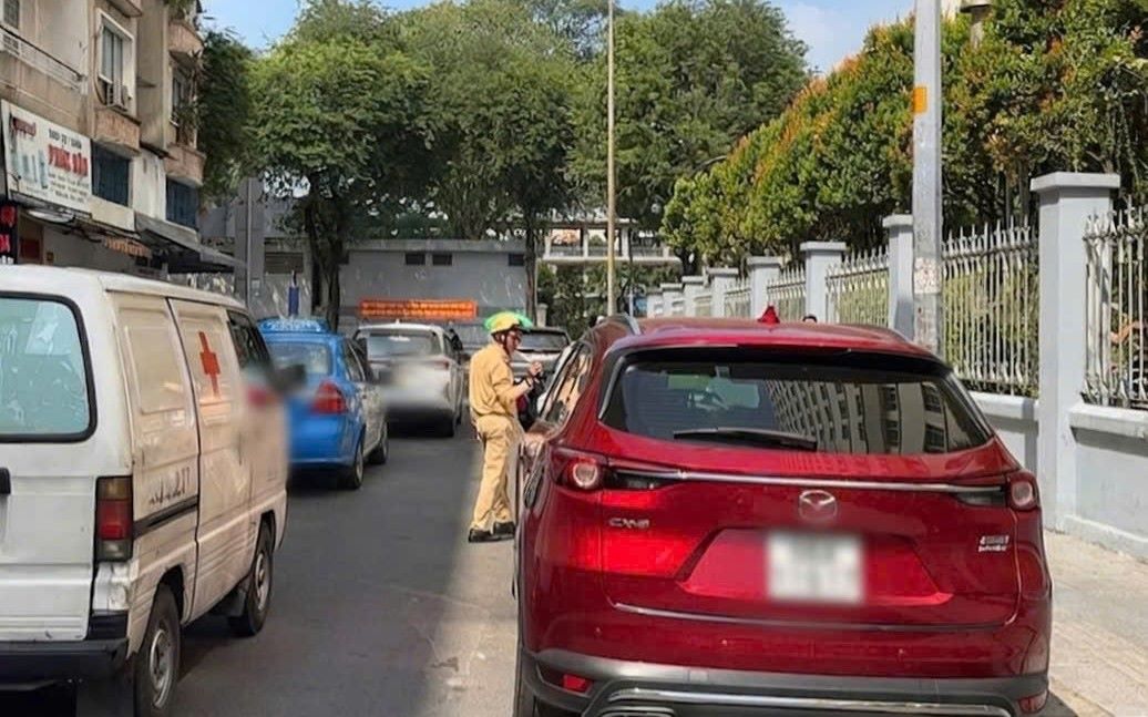 Ho Chi Minh City traffic police record remote fines for vehicles violating regulations on stopping and parking in the city. Photo: PC08