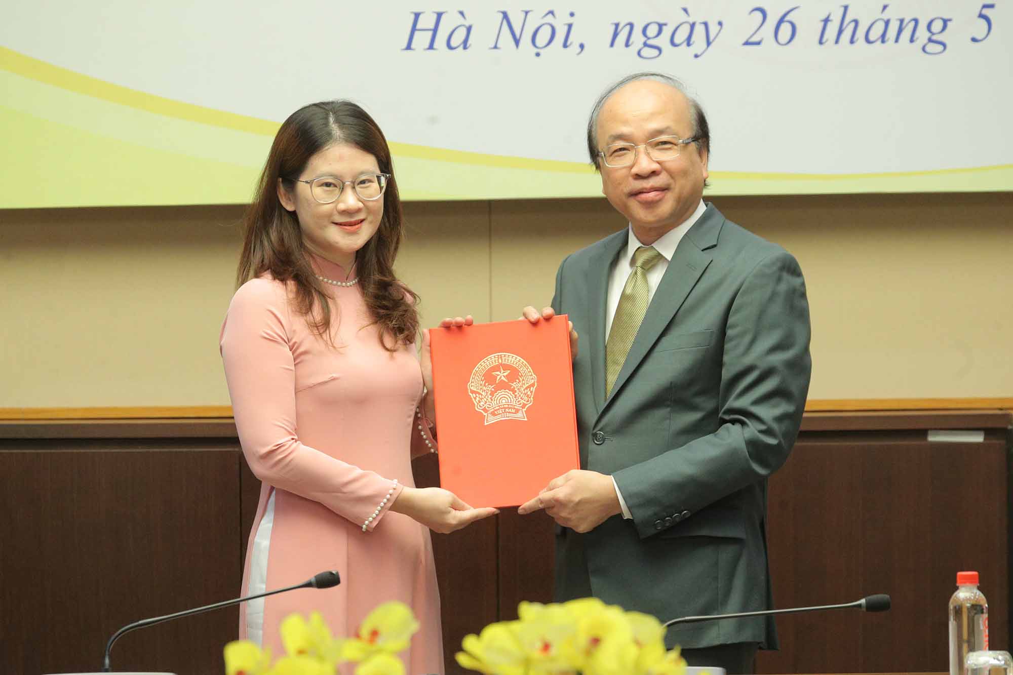 Chủ nhiệm Ủy ban Pháp luật và Tư pháp Phan Chí Hiếu trao Quyết định bổ nhiệm Phó Vụ trưởng Vụ Pháp luật và Tư pháp cho bà Chu Hoàng Hải Quỳnh. Ảnh: Hồ Long.
