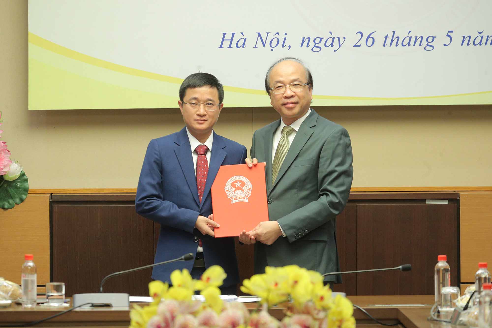 Chủ nhiệm Ủy ban Pháp luật và Tư pháp Phan Chí Hiếu trao Quyết định bổ nhiệm Phó Vụ trưởng Vụ Pháp luật và Tư pháp cho ông Đào Quyết Thắng. Ảnh: Hồ Long.