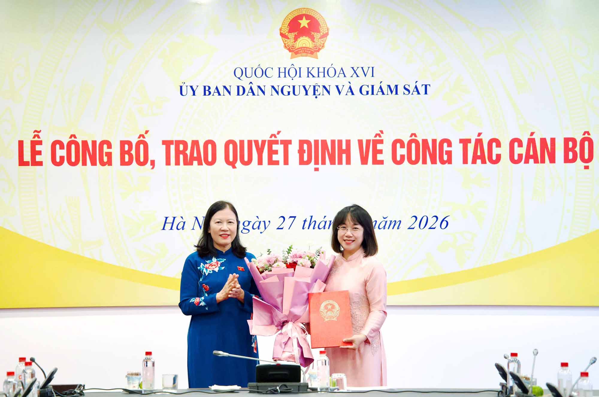 Chairwoman of the Committee for Petitions and Supervision Le Thi Nga presents the decision and flowers to congratulate Director of the Department of Petitions and Supervision Vu Chau Hanh. Photo: N.Thanh.