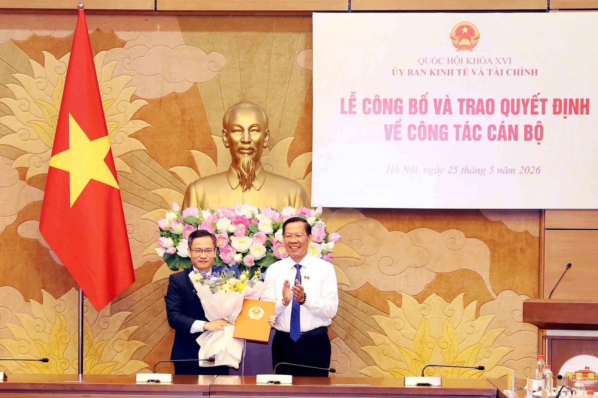 Chủ nhiệm Ủy ban Kinh tế và Tài chính Phan Văn Mãi trao Quyết định bổ nhiệm và tặng hoa chúc mừng Vụ trưởng Vụ Kinh tế và Tài chính Trần Vũ Thanh. Ảnh: Trung Thanh.