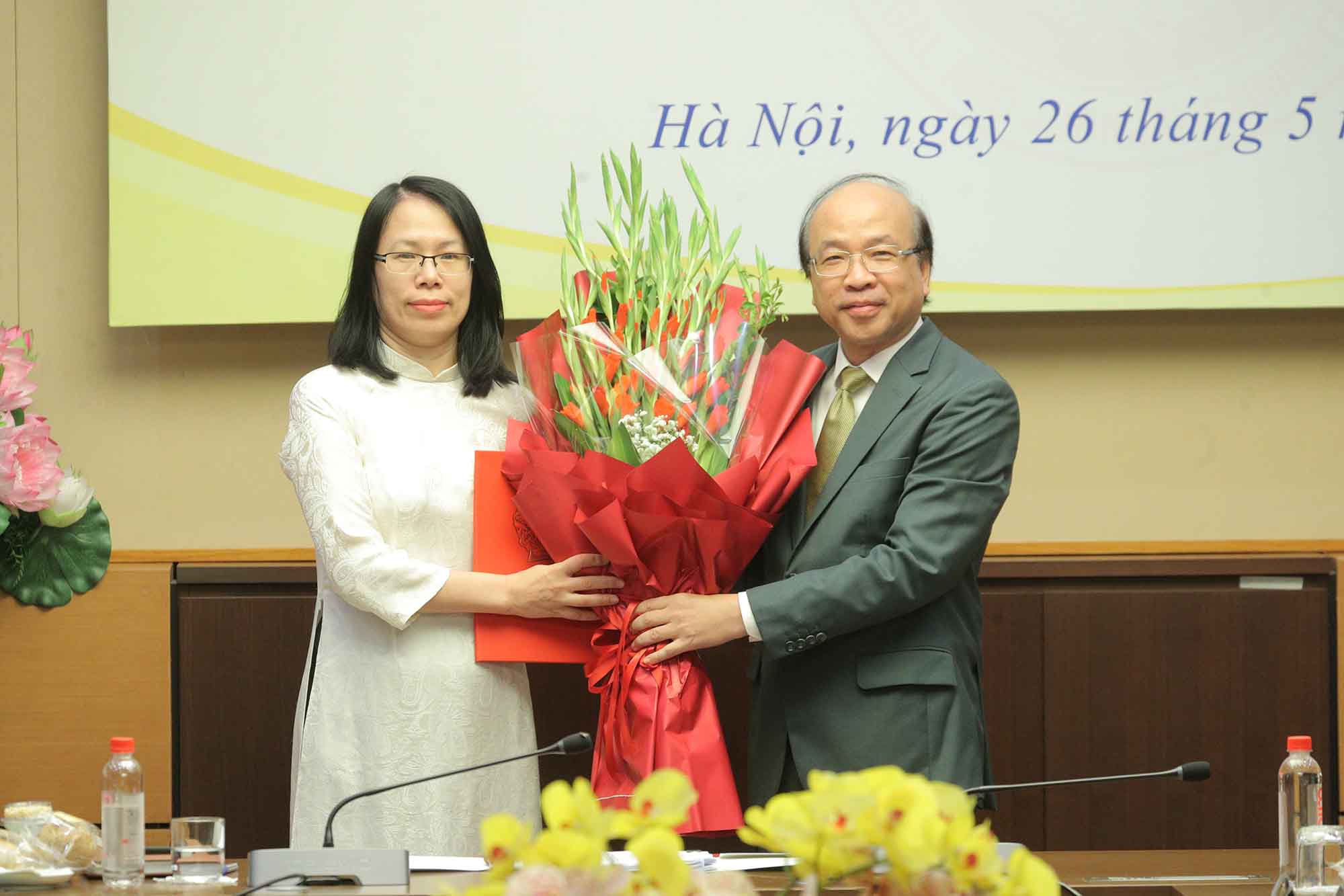 Chủ nhiệm Ủy ban Pháp luật và Tư pháp Phan Chí Hiếu trao Quyết định bổ nhiệm Vụ trưởng Vụ Pháp luật và Tư pháp cho bà Lê Thị Phương Lan. Ảnh: Hồ Long.