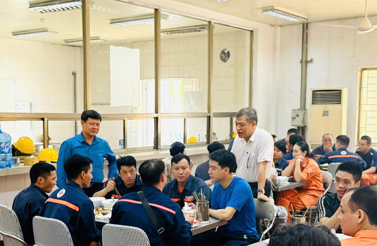 Professional and Trade Union leaders visit and encourage employees at the "Trade Union Meal" program. Photo: Quang Ninh Thermal Power Company
