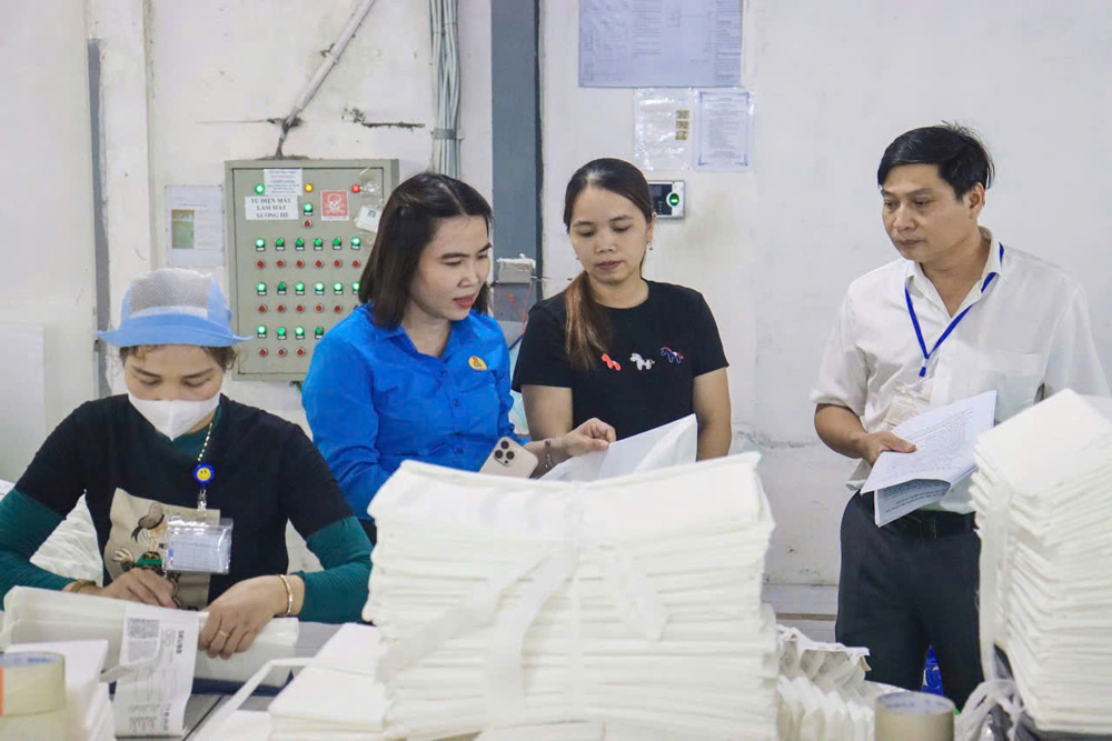 Nam Phuoc Commune Trade Union participates in inspecting the implementation of laws on occupational safety and health at enterprises. Photo: Nam Phuoc Trade Union