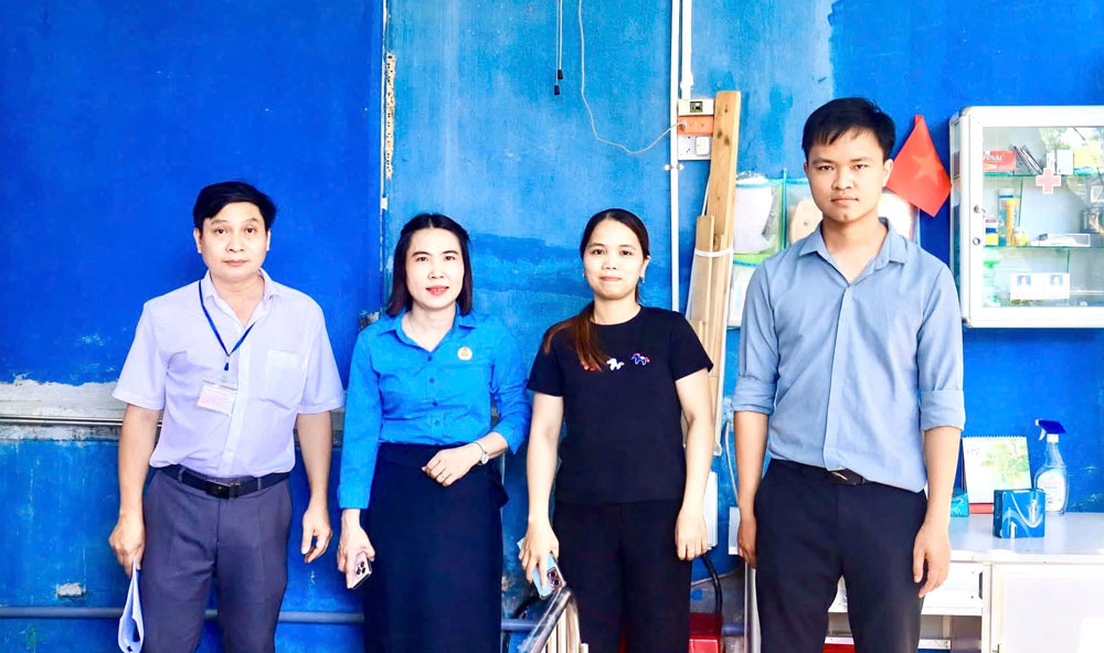 Công đoàn xã Nam Phước trao đổi, tuyên truyền, hướng dẫn doanh nghiệp về vai trò, chức năng của tổ chức Công đoàn và các quy định liên quan đến việc thành lập công đoàn cơ sở. Ảnh: Công đoàn Nam Phước