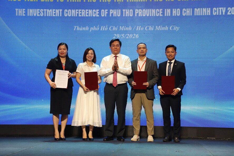 Chủ tịch UBND tỉnh Phú Thọ Trần Duy Đông trao các quyết định, chứng nhận cho nhà đầu tư. Ảnh: UBND tỉnh Phú Thọ