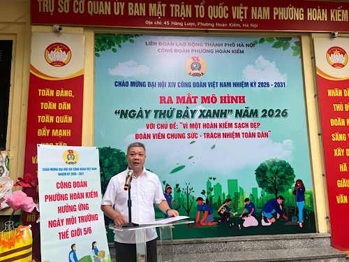 Ông Đinh Sỹ Đạt – Phó chủ tịch Thường trực Ủy ban Mặt trận Tổ quốc Việt Nam phường, Chủ tịch Công đoàn phường Hoàn Kiếm phát biểu tại Lễ ra mắt mô hình Ngày thứ 7 xanh – đổi rác tái chế lấy quà. Ảnh: Kiều Vũ 