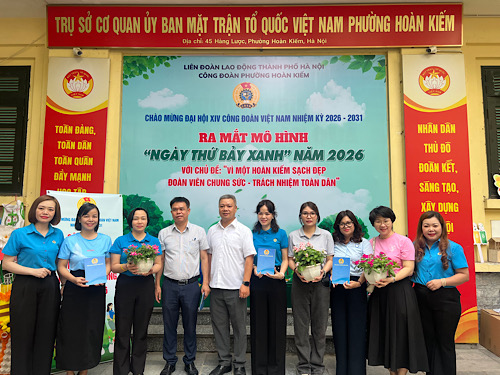 Leaders of Hoan Kiem Ward Trade Union and representatives of units participating in the Launching Ceremony of the Green Saturday model - exchanging recyclable waste for gifts on the morning of May 30. Photo: Kieu Vu