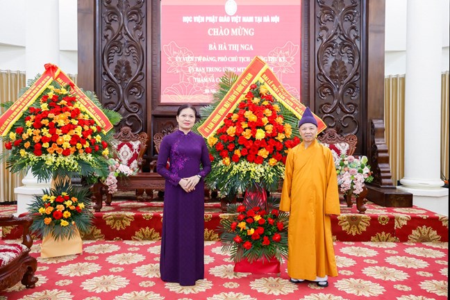 Bà Hà Thị Nga, Ủy viên Trung ương Đảng, Phó Chủ tịch - Tổng Thư ký Ủy ban Trung ương MTTQ Việt Nam tặng hoa chúc mừng Đại lễ Phật đản năm 2026 - Phật lịch 2570. Ảnh: Quang Vinh