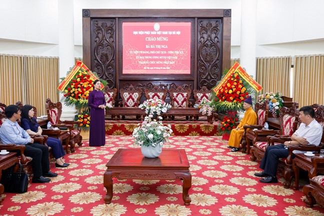 Bà Hà Thị Nga, Ủy viên Trung ương Đảng, Phó Chủ tịch - Tổng Thư ký Ủy ban Trung ương MTTQ Việt Nam gửi lời chúc mừng tới Hòa thượng Thích Thanh Quyết và toàn thể Chư tôn đức Giáo phẩm cùng tăng ni, cư sĩ, Phật tử Phật giáo Việt Nam luôn dồi dào nhiều sức khỏe, cùng đón Đại lễ Phật đản an vui. Ảnh: Quang Vinh